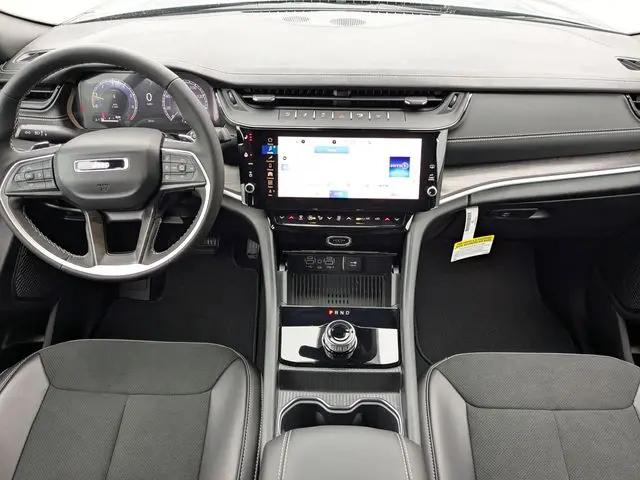 2026 Jeep Grand Cherokee Altitude 4x2