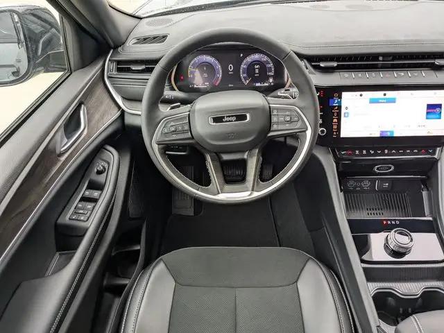 2026 Jeep Grand Cherokee Altitude 4x2