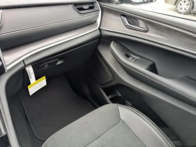 2026 Jeep Grand Cherokee Altitude 4x2