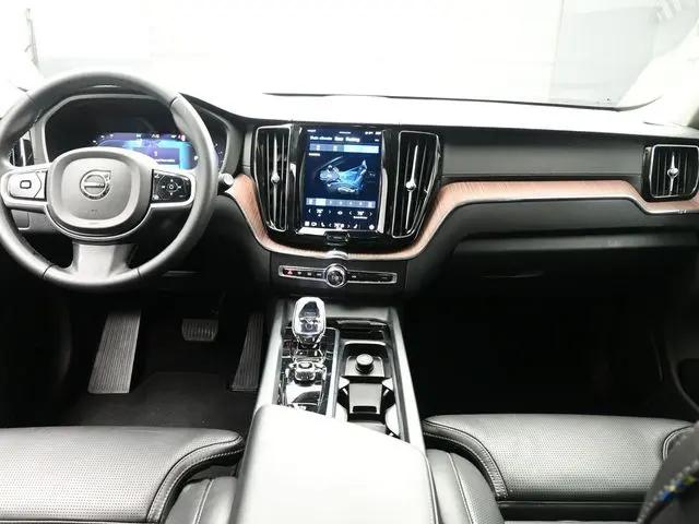 2023 Volvo XC60 B5 Ultimate Dark Theme
