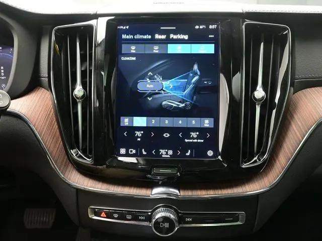 2023 Volvo XC60 B5 Ultimate Dark Theme