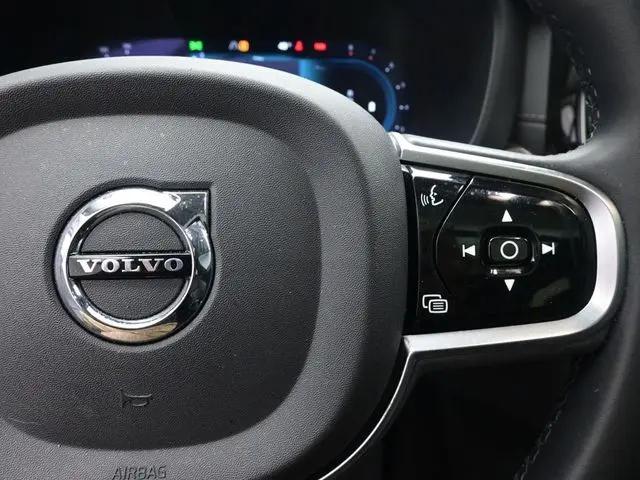 2023 Volvo XC60 B5 Ultimate Dark Theme
