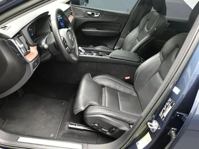 2023 Volvo XC60 B5 Ultimate Dark Theme