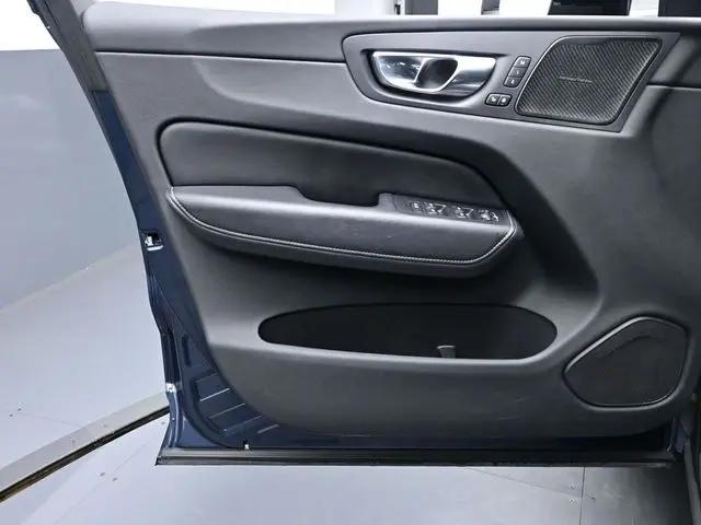 2023 Volvo XC60 B5 Ultimate Dark Theme