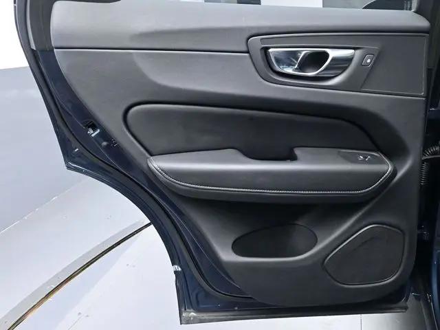 2023 Volvo XC60 B5 Ultimate Dark Theme