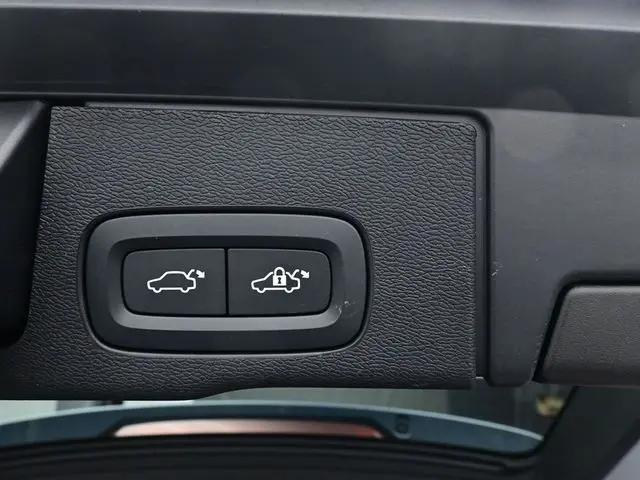 2023 Volvo XC60 B5 Ultimate Dark Theme