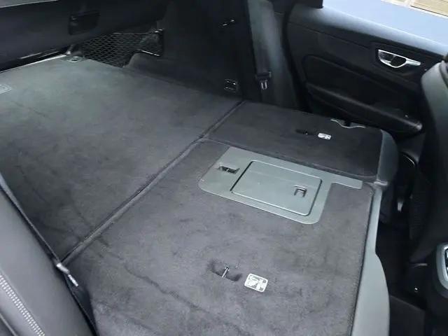 2023 Volvo XC60 B5 Ultimate Dark Theme
