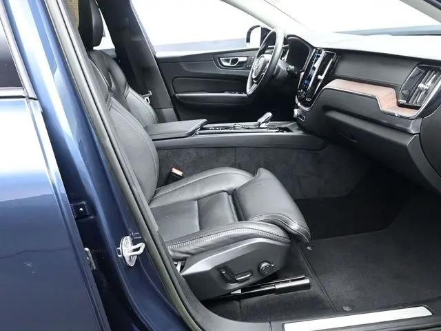 2023 Volvo XC60 B5 Ultimate Dark Theme