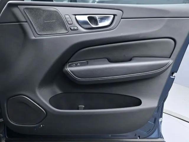 2023 Volvo XC60 B5 Ultimate Dark Theme