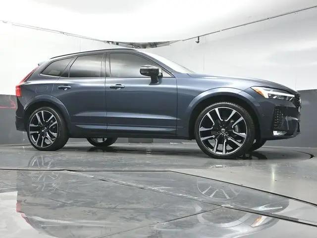 2023 Volvo XC60 B5 Ultimate Dark Theme