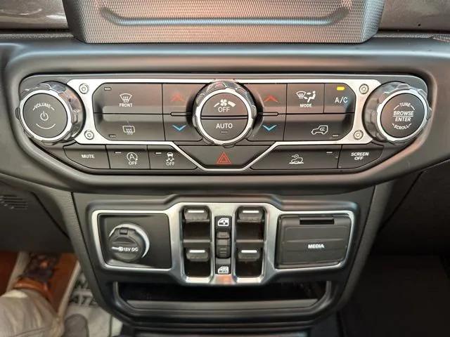 2022 Jeep Gladiator Sport