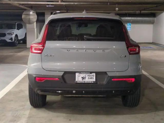 2026 Volvo XC40 Plus, B5 AWD Gas (mild hybrid), Dark