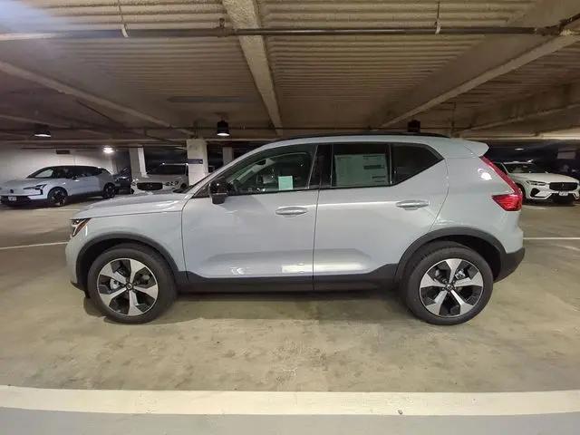 2026 Volvo XC40 Plus, B5 AWD Gas (mild hybrid), Dark