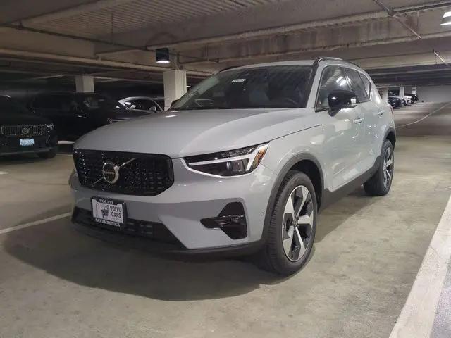 2026 Volvo XC40 Plus, B5 AWD Gas (mild hybrid), Dark