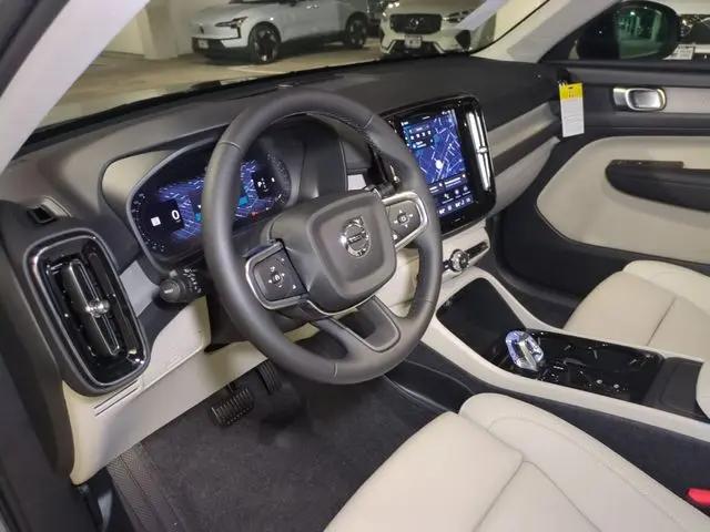 2026 Volvo XC40 Plus, B5 AWD Gas (mild hybrid), Dark