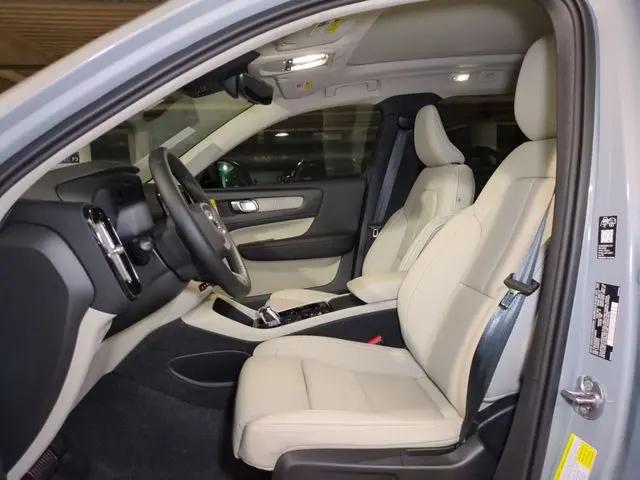 2026 Volvo XC40 Plus, B5 AWD Gas (mild hybrid), Dark