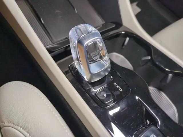 2026 Volvo XC40 Plus, B5 AWD Gas (mild hybrid), Dark