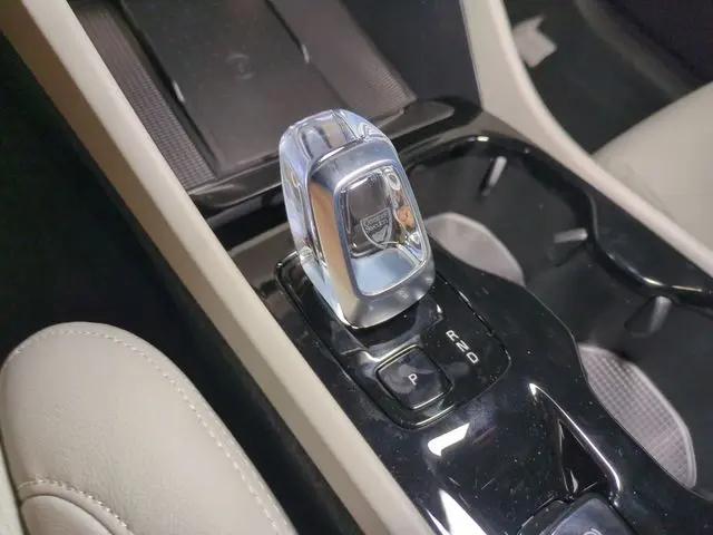 2026 Volvo XC40 Plus, B5 AWD Gas (mild hybrid), Dark