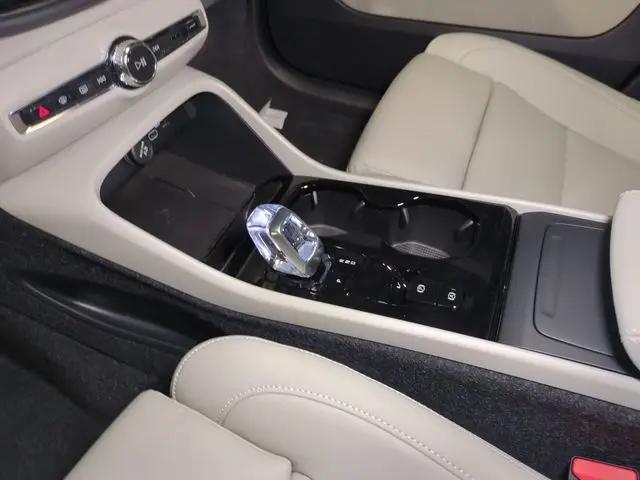 2026 Volvo XC40 Plus, B5 AWD Gas (mild hybrid), Dark