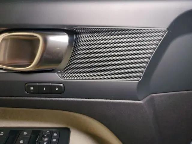 2026 Volvo XC40 Plus, B5 AWD Gas (mild hybrid), Dark