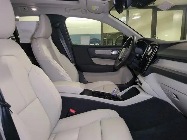 2026 Volvo XC40 Plus, B5 AWD Gas (mild hybrid), Dark