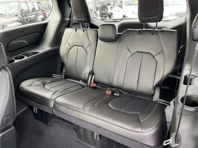 2026 Chrysler Pacifica Select AWD