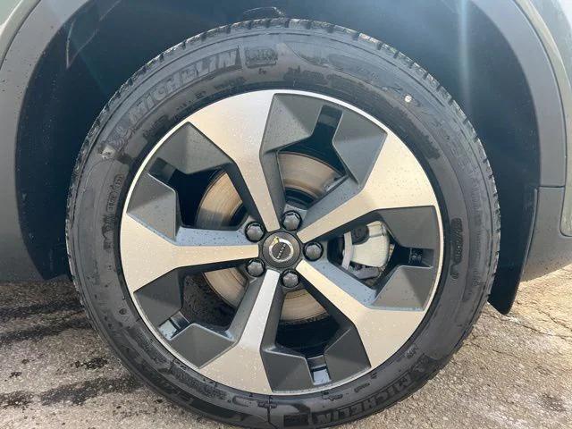 2026 Volvo XC40 Plus, B5 AWD Gas (mild hybrid), Dark