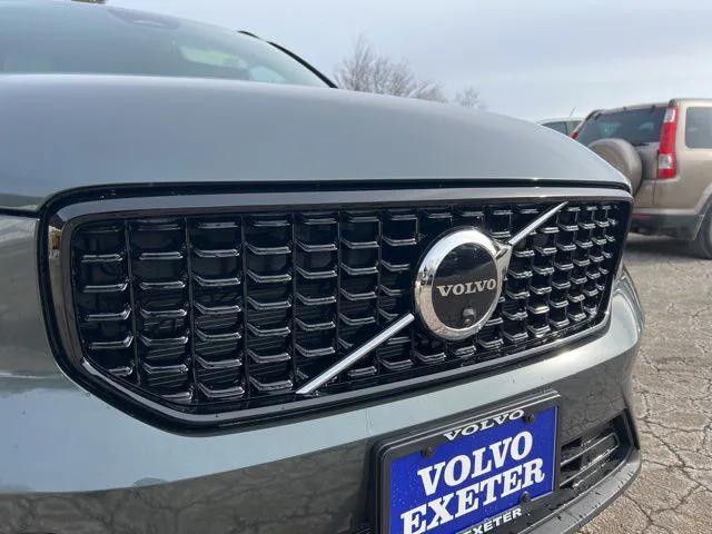 2026 Volvo XC40 Plus, B5 AWD Gas (mild hybrid), Dark