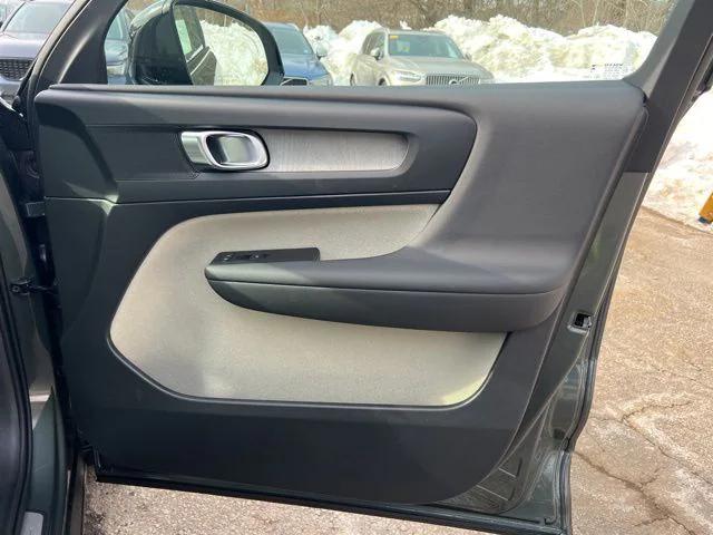 2026 Volvo XC40 Plus, B5 AWD Gas (mild hybrid), Dark