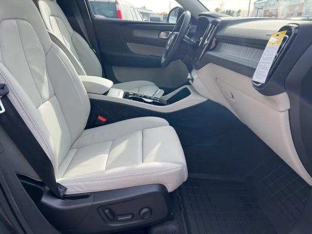 2026 Volvo XC40 Plus, B5 AWD Gas (mild hybrid), Dark