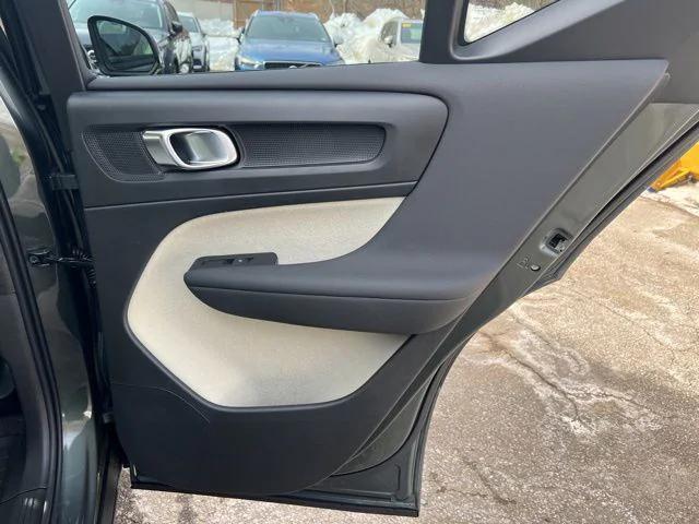 2026 Volvo XC40 Plus, B5 AWD Gas (mild hybrid), Dark