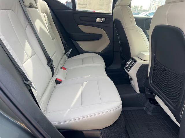 2026 Volvo XC40 Plus, B5 AWD Gas (mild hybrid), Dark
