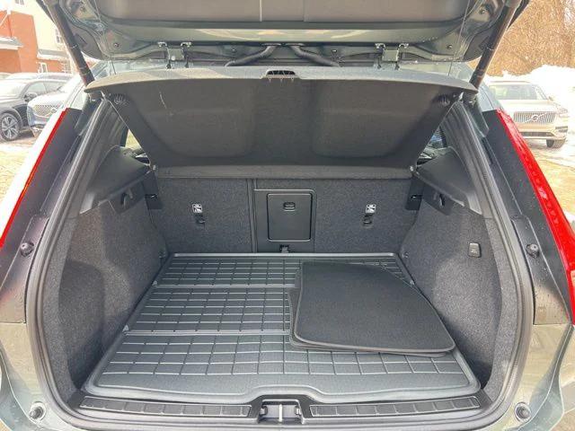 2026 Volvo XC40 Plus, B5 AWD Gas (mild hybrid), Dark