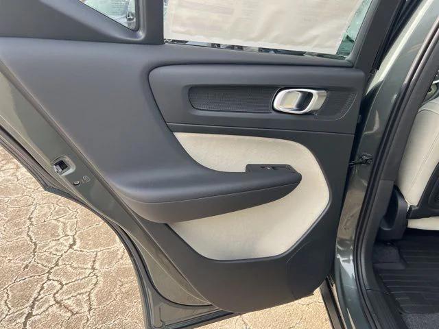 2026 Volvo XC40 Plus, B5 AWD Gas (mild hybrid), Dark