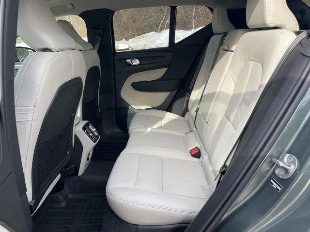 2026 Volvo XC40 Plus, B5 AWD Gas (mild hybrid), Dark