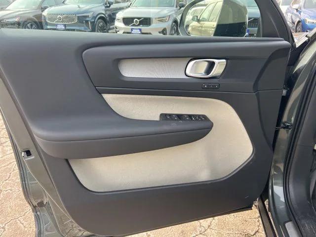 2026 Volvo XC40 Plus, B5 AWD Gas (mild hybrid), Dark