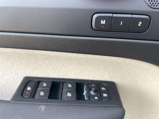 2026 Volvo XC40 Plus, B5 AWD Gas (mild hybrid), Dark
