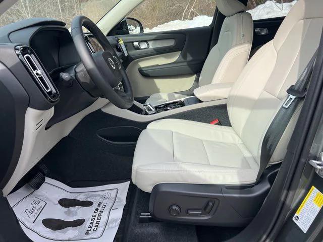 2026 Volvo XC40 Plus, B5 AWD Gas (mild hybrid), Dark