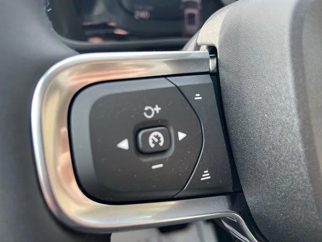 2026 Volvo XC40 Plus, B5 AWD Gas (mild hybrid), Dark