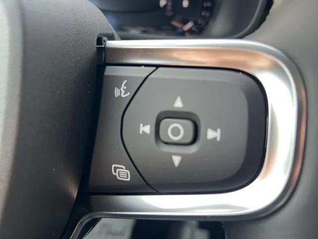 2026 Volvo XC40 Plus, B5 AWD Gas (mild hybrid), Dark