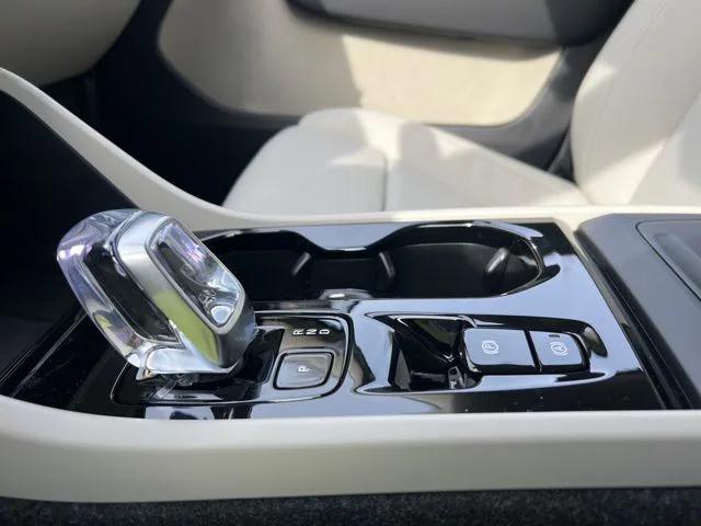 2026 Volvo XC40 Plus, B5 AWD Gas (mild hybrid), Dark