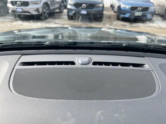 2026 Volvo XC40 Plus, B5 AWD Gas (mild hybrid), Dark