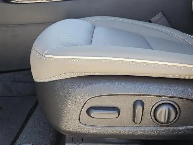 2026 Buick NV Avenir FWD