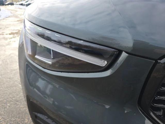 2026 Volvo XC40 Core, B5 AWD Gas (mild hybrid), Dark