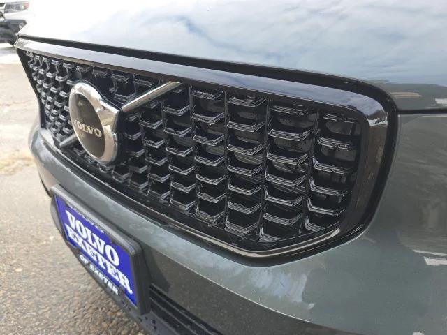 2026 Volvo XC40 Core, B5 AWD Gas (mild hybrid), Dark