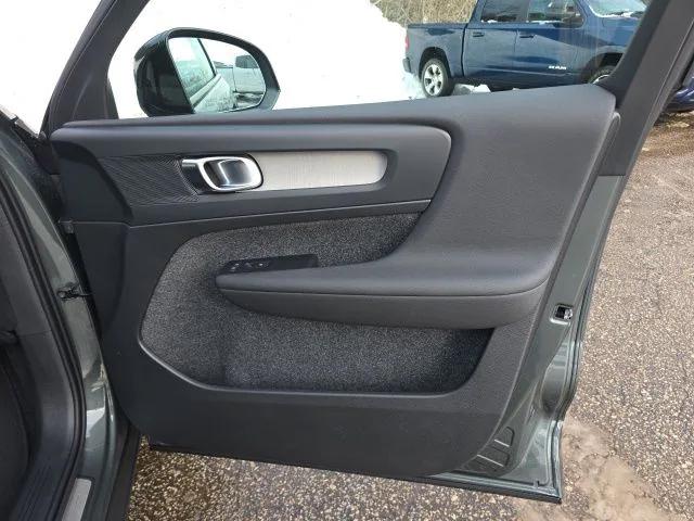2026 Volvo XC40 Core, B5 AWD Gas (mild hybrid), Dark