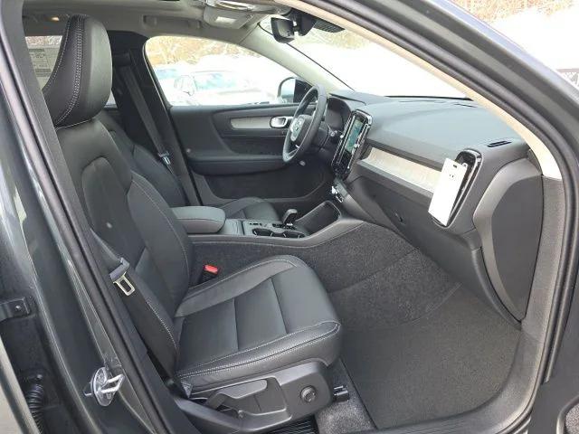 2026 Volvo XC40 Core, B5 AWD Gas (mild hybrid), Dark