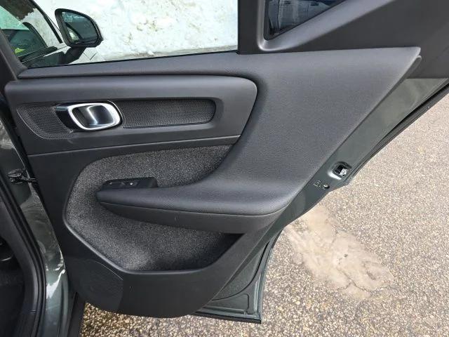 2026 Volvo XC40 Core, B5 AWD Gas (mild hybrid), Dark