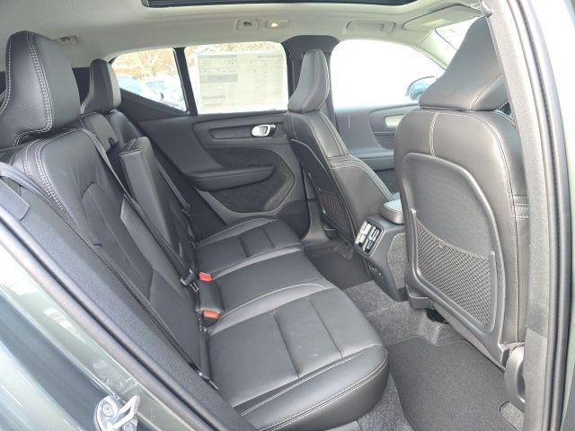 2026 Volvo XC40 Core, B5 AWD Gas (mild hybrid), Dark