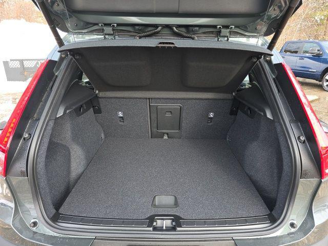 2026 Volvo XC40 Core, B5 AWD Gas (mild hybrid), Dark
